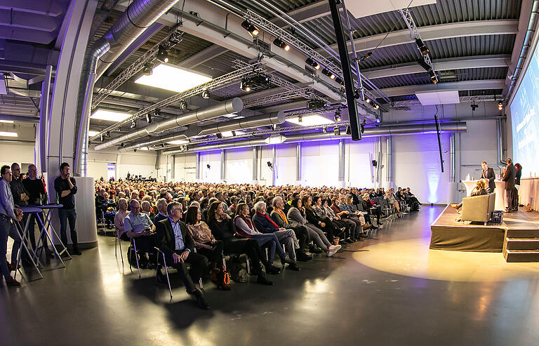 Volles Haus im VCC bei der Wahlarena der Main-Post.