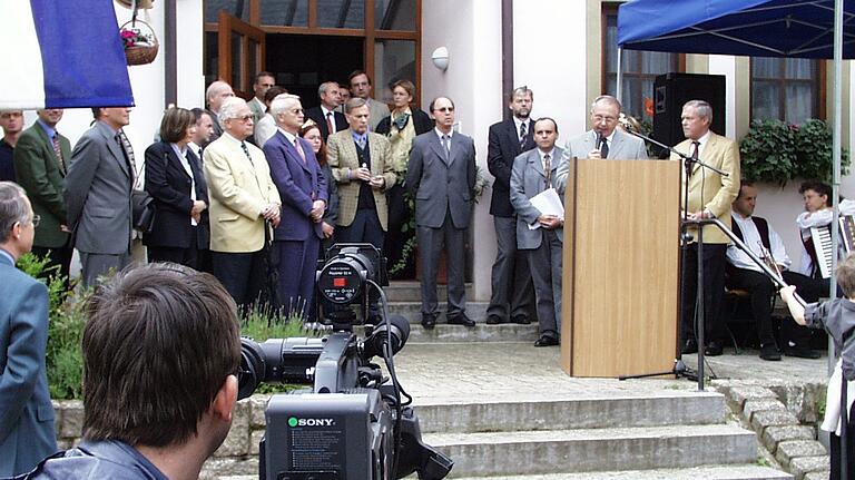 Eröffnung der EXPO in Retzstadt: Unser Bild vom Mai 2000 zeigt Bürgermeister Reinhold Möller in der Mitte der Treppe vor dem Eingang des Rathauses. Am Rednerpult ist Alfred Kraus (Kreisobmann des Bauernverbands)  und rechts Landrat Armin Grein.