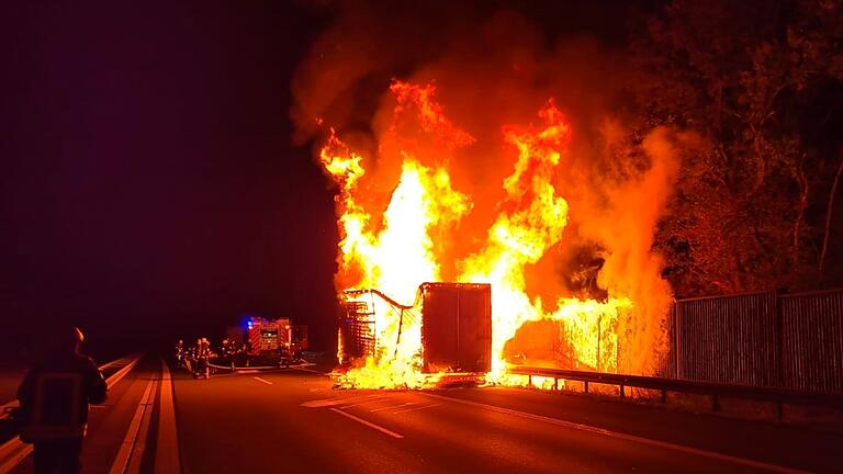 Der Auflieger eines Sattelzuges stand am frühen Donnertagmorgen auf der A70 lichterloh in Flammen.