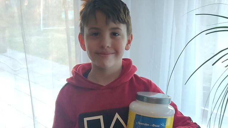 Der zehnjährige Bennet Neumayr hat in seiner Klasse Spenden für die Ukraine gesammelt. Für jede Spende gab es einen Antistress-Ball in den ukrainischen Nationalfarben. Der zehnjährige Bennet Neumayr hat in seiner Klasse Spenden für die Ukraine gesammelt. Für jede Spende gab es einen Antistress-Ball in den ukrainischen Nationalfarben.