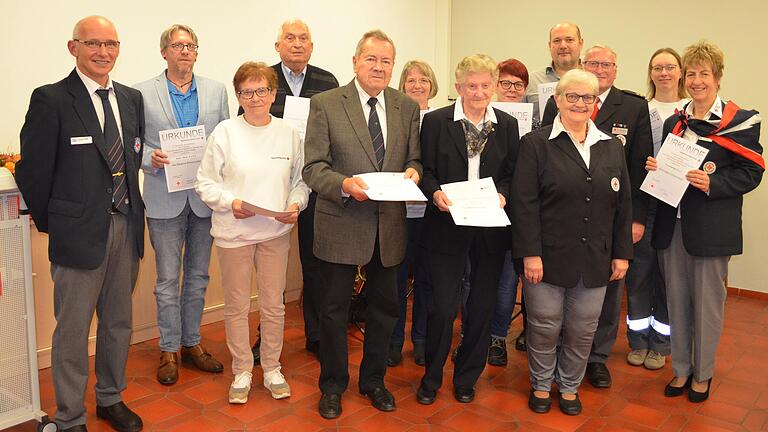 Die Geehrten des Schweinfurter BRK-Kreisverbands zusammen mit Bezirksvorstandsmitglied Thomas Engel (links), Ehrenkreisbereitschaftsleiter Friedel Tellert (Dritter von rechts) und der Kreisvorsitzenden Helga Fleischer (Vierte von rechts).