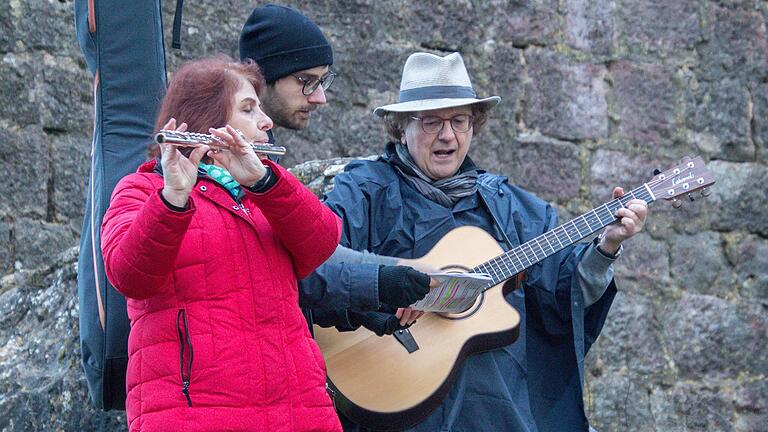 Burkhard und Edith Fecher untermalten den Gottesdienst auf der Burgruine auch musikalisch. Burkhard und Edith Fecher untermalten den Gottesdienst auf der Burgruine auch musikalisch.