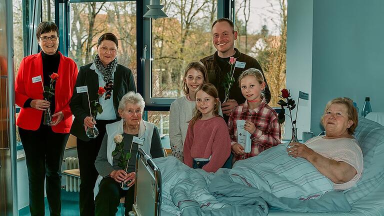 Im Bild von links: Eva-Maria Ott, Irmgard Krammer, Daniel Stark mit Töchtern und Nichte, Patientinnen Irene Walter, Riede Fried.