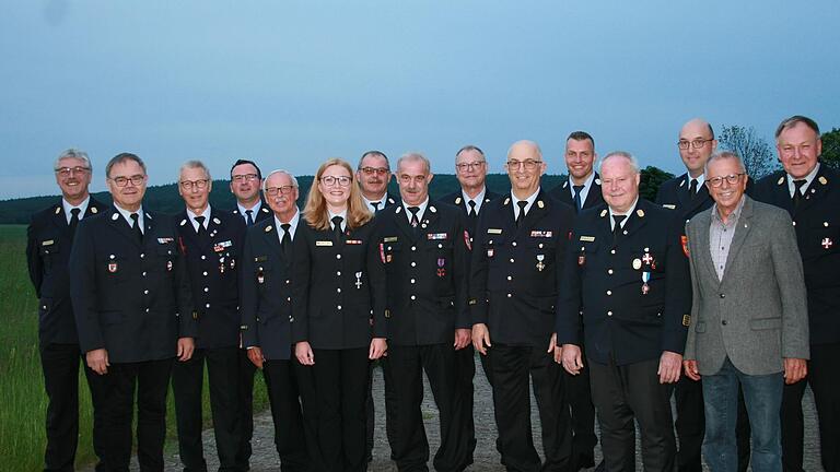 Zahlreiche Auszeichnungen gab es beim Ehrenabend des Kreisfeuerwehrverbands in Wollbach: (von links) Kreisbrandinspektor Marco Brust, Georg Helfrich, Klaus Wüscher, Torsten Büchner, Peter Sell, Natascha Below, Roland Niedt, Klaus Preisendörfer, Kr...       -  Zahlreiche Auszeichnungen gab es beim Ehrenabend des Kreisfeuerwehrverbands in Wollbach: (von links) Kreisbrandinspektor Marco Brust, Georg Helfrich, Klaus Wüscher, Torsten Büchner, Peter Sell, Natascha Below, Roland Niedt, Klaus Preisendörfer, Kreisbrandinspektor Harald Albert, Kreisbrandinspektor Ronald Geis, Markus Ullrich, Thomas Eyrich, Alexander Böse, stellv. Landrat Emil Müller und Kreisbrandrat Benno Metz.