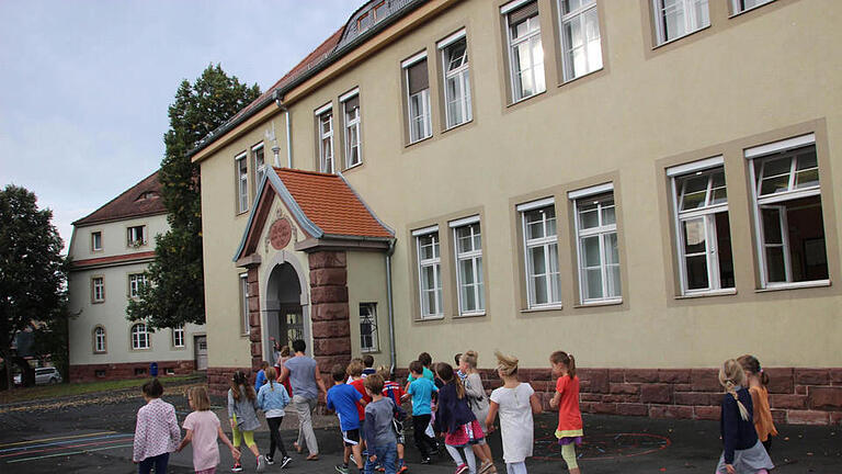 Das Schulgebäude in Garitz ist eines der ältesten in Unterfranken, das noch als Schule genutzt wird. Seit 1909 werden hier Kinder unterrichtet. Fotos: Heike Beudert/Jule Albert - Das Schulgebäude in Garitz ist eines der ältesten in Unterfranken, das noch als Schule genutzt wird. Seit 1909 werden hier Kinder unterrichtet. Fotos: Heike Beudert/Jule Albert Das Schulgebäude in Garitz ist eines der ältesten in Unterfranken, das noch als Schule genutzt wird. Seit 1909 werden hier Kinder unterrichtet. Fotos: Heike Beudert/Jule Albert - Das Schulgebäude in Garitz ist eines der ältesten in Unterfranken, das noch als Schule genutzt wird. Seit 1909 werden hier Kinder unterrichtet. Fotos: Heike Beudert/Jule Albert