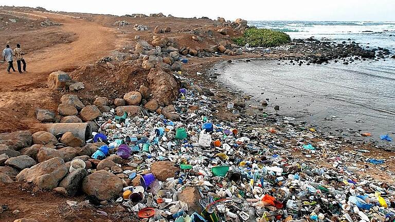 KINA - Die Meere sind voll Müll       -  Ein Riesenproblem: Plastikmüll an den Stränden (wie hier im Senegal) und in den Meeren.