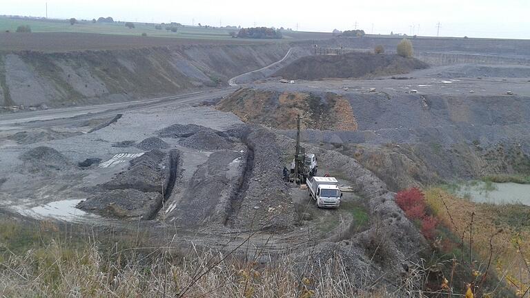 Durch Kernlochbohrungen wurde festgestellt, dass der im Steinbruch abgelagerte Asphalt teerhaltig ist.