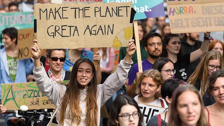 Die meist jungen Demonstranten der Fridays-for-Future-Bewegung setzen sich nicht nur für den Klimaschutz, sondern auch für weitere soziale und politische Themen ein.