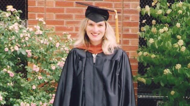 Die Autorin und heutige Journalistin studierte von 1989 bis 1991 in den USA. Als Stipendiatin war sie im Austauschprogramm der Würzburger Julius-Maximilians-Universität mit der State University of New York. Die Autorin und heutige Journalistin studierte von 1989 bis 1991 in den USA. Als Stipendiatin war sie im Austauschprogramm der Würzburger Julius-Maximilians-Universität mit der State University of New York.