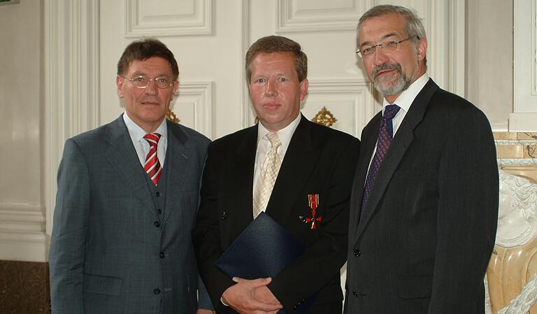 2004 erhielt Reinhold Meurer das Bundesverdienstkreuz – für seine&nbsp;Verdienste um die Kirchenmusik an der&nbsp;Hofkirche der Würzburger Residenz sowie für Jugendarbeit und Tätigkeit im Weinbauvereinund in der Agenda 21 Retzstadt. Links im Bild Eberhard Sinner, damals Staatsminister, rechts der damalige Regierungspräsident Paul Beinhofer.