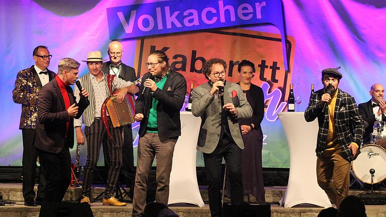 Ein Abend unter dem Motto 'Volker Heißmann & Friends' begeisterte die rund 900 Gäste am ersten Wochenende des Volkacher Kabarettsommers. Ein Abend unter dem Motto 'Volker Heißmann & Friends' begeisterte die rund 900 Gäste am ersten Wochenende des Volkacher Kabarettsommers.