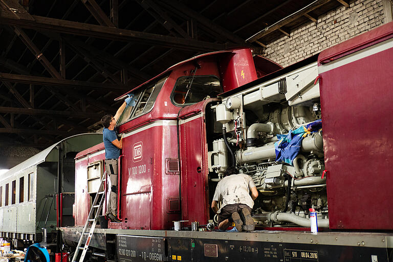 Voller Einsatz an einer Diesellokomotive: Der reparierte Motor wird wieder eingebaut.