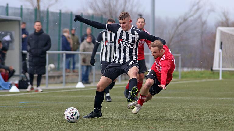 Sands Niklas Stretz (links) setzt sich gegen Luca Reck von der FT Schweinfurt durch. Die Sander waren auch in Haibach obenauf und gewannen ihr Auswärtsspiel beim Tabellendritten überraschend.