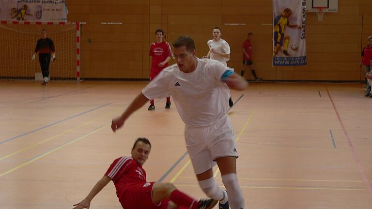 TSVgg Hausen war der erste Bayerische Futsal-Meister - Unser Archivbild von der Bayerischen Futsal-Meisterschaft 2007 zeigt Hausens Bastian Schober im letzten Gruppenspiel gegen den ASV Hollfeld (1:1). TSVgg Hausen war der erste Bayerische Futsal-Meister - Unser Archivbild von der Bayerischen Futsal-Meisterschaft 2007 zeigt Hausens Bastian Schober im letzten Gruppenspiel gegen den ASV Hollfeld (1:1).