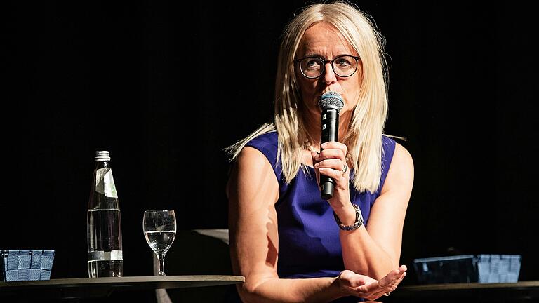 Auf dem Podium machte Caroline Trips, Präsidentin der IHK Würzburg-Schweinfurt, Mut. Angesichts des Strukturwandels sei Anpassung unabdingbar, zugleich sieht sie dafür in Deutschland aber auch jede Menge Potenzial. Auf dem Podium machte Caroline Trips, Präsidentin der IHK Würzburg-Schweinfurt, Mut. Angesichts des Strukturwandels sei Anpassung unabdingbar, zugleich sieht sie dafür in Deutschland aber auch jede Menge Potenzial.