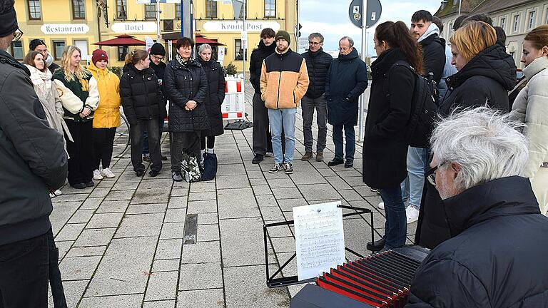 Rund um die Stolperschwelle am Wernecker Balthasar-Neumann-Platz versammelten sich die Pflegeschüler bei der Gedenkfeier für die ermordeten Psychiatrie-Patienten. Rund um die Stolperschwelle am Wernecker Balthasar-Neumann-Platz versammelten sich die Pflegeschüler bei der Gedenkfeier für die ermordeten Psychiatrie-Patienten.