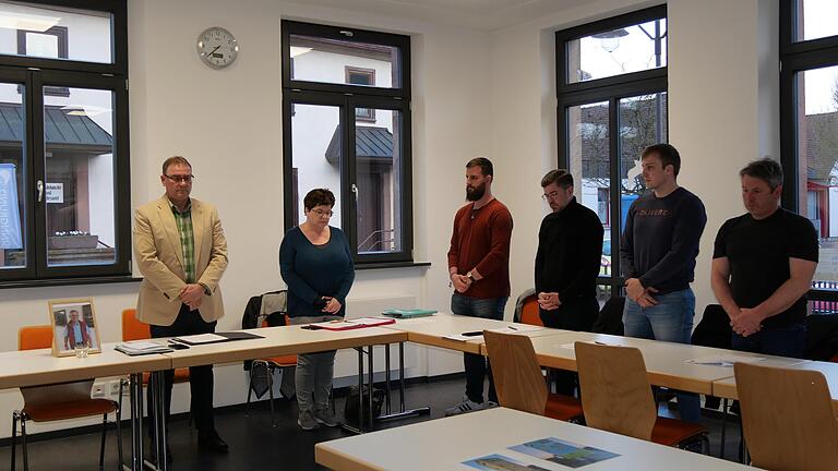 In einem stillen Gedenken erinnerten der amtierende Bürgermeister Dirk Schiefer und der Gemeinderat an ihren unerwartet verstorbenen Rathauschef Peter Paul. In einem stillen Gedenken erinnerten der amtierende Bürgermeister Dirk Schiefer und der Gemeinderat an ihren unerwartet verstorbenen Rathauschef Peter Paul.