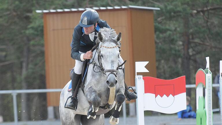 Attraktiven Reitsport gab es am Wochenende auf dem Spring- und Dressurplatz des RFV Sulzthal zu sehen. Unser Bild zeigt mit Emil Menig (RFV Sulzthal) den Gewinner des Zweiphasen-Springens der Klasse L.       -  Attraktiven Reitsport gab es am Wochenende auf dem Spring- und Dressurplatz des RFV Sulzthal zu sehen. Unser Bild zeigt mit Emil Menig (RFV Sulzthal) den Gewinner des Zweiphasen-Springens der Klasse L.