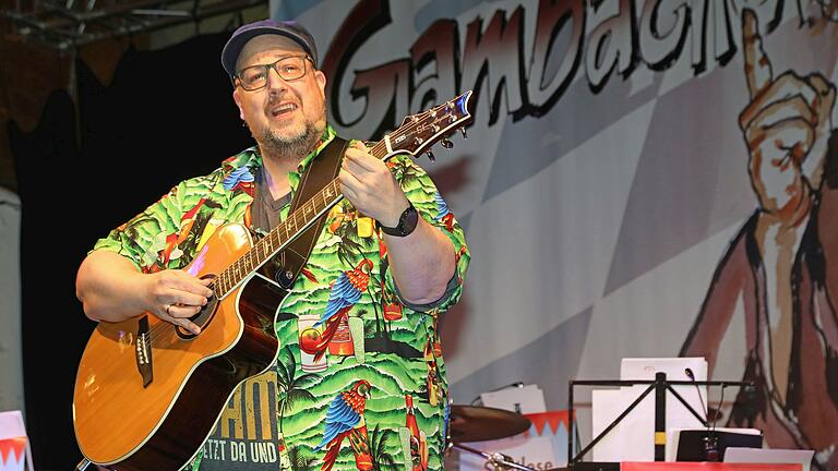 Thomas Väth mit seiner Gitarre als 'Schmied von Bischbrunn'.