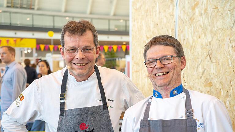 Thomas König (links) und Detlev Ueter, Slow Food Chef Alliance, machten Werbung für die Rhön auf der Stuttgarter Messe.       -  Thomas König (links) und Detlev Ueter, Slow Food Chef Alliance, machten Werbung für die Rhön auf der Stuttgarter Messe.