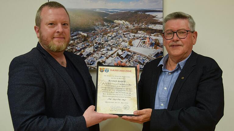 Auf eine 40jährige Amtszeit im Gemeinderat Holzkirchen kann Reinhold Schwab (rechts) zurückblicken. Erster Bürgermeister Daniel Bachmann überreichte ihm für seine Verdienste eine Ehrenurkunde.