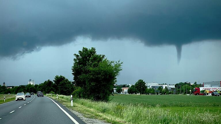 Auf dem Rückweg von Schweinfurt sahen Jochen und Julian Fehlbaum am 24. Mai 2024 gegen 13.30 Uhr den sich entwickelnden Tornado über Gerolzhofen.