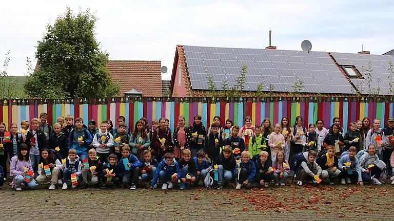 Alle 66 Schülerinnen und Schüler der vier 5. Klassen an den beiden privaten Realschulen in Marktbreit mit ihren Schultüten.