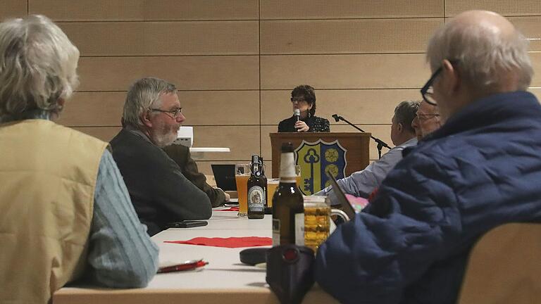 Rund 50 interessierte Gäste verfolgten bei der Bürgerversammlung in der Geisberghalle in Greußenheim die Ausführungen von Bürgermeisterin Karin Kuhn und Kämmerer Manuel Engels.