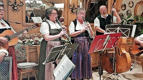 Die fränkische Volksmusikgruppe „Hoibüche Muisig“ aus Gefäll gestaltete die Adventsfeier des Bad Brückenauer Rhönklubs im Rhönhotel in Oberbach. - Die fränkische Volksmusikgruppe „Hoibüche Muisig“ aus Gefäll gestaltete die Adventsfeier des Bad Brückenauer Rhönklubs im Rhönhotel in Oberbach. Die fränkische Volksmusikgruppe „Hoibüche Muisig“ aus Gefäll gestaltete die Adventsfeier des Bad Brückenauer Rhönklubs im Rhönhotel in Oberbach. - Die fränkische Volksmusikgruppe „Hoibüche Muisig“ aus Gefäll gestaltete die Adventsfeier des Bad Brückenauer Rhönklubs im Rhönhotel in Oberbach.