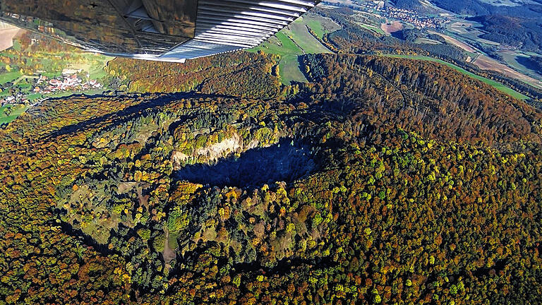 481 Meter hoher Basaltkegel: Blick aus der Luft auf den Sodenberg mit dem Krater. 481 Meter hoher Basaltkegel: Blick aus der Luft auf den Sodenberg mit dem Krater.