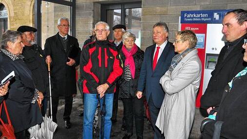 Der Seniorenbeirat hofft im Kampf um die Barrierefreiheit des Haßfurter Bahnhofs auf den Vorsitzenden des Verkehrsausschusses im Bundestag, Martin Burkert (4. von rechts), und Sabine Dittmar (3. von rechts).