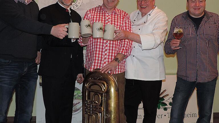 Fastenbier und Kabarett mit Fredi Breunig       -  (ki)  Vor etwa 100 Zuhörern gastierte am Freitag der durch die &bdquo;Fränkische Fastnacht&ldquo; in Veitshöchheim bekannte Kabarettist Fredi Breunig aus der Rhön beim Fastenbieranstich der CSU Rauhenebrach in Theinheim in der Brauereigaststätte Bayer. Unter den Gästen waren auch der frühere Landtagsabgeordnete Albert Meier und der frühere Landrat Rudolf Handwerker. Nach dem Starkbieranstich durch CSU-Kreisvorsitzenden Steffen Vogel begann Fredi Breunig mit seinem Programm. Er präsentierte humorvolle Attacken auf die Politiker. Zum Abschluss sang er bayerische  Gstanzl. Das Bild zeigt (von links) CSU-Ortsvorsitzenden Alexander Leicht, CSU-Kreisvorsitzenden Steffen Vogel, Kabarettist Fredi Breunig, Brauerei-Inhaber Michael Bayer und Helmut Bayer.