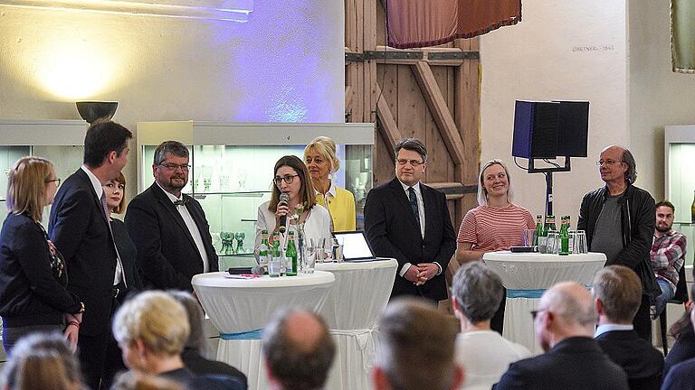 Im Gespräch auf dem Podium von links: Studentin Patricia Pfeiffer, Oberbürgermeister Christian Schuchardt, Studentin Irina Smirnov, Museumsleiter Erich Schneider, Moderatorin Julia Back, Initiatorin Pia Beckmann, Bayerischer Justizminister Winfried Bausback, Studentin Lea Wurthmann und Künstler Winfried Muthesius. Im Gespräch auf dem Podium von links: Studentin Patricia Pfeiffer, Oberbürgermeister Christian Schuchardt, Studentin Irina Smirnov, Museumsleiter Erich Schneider, Moderatorin Julia Back, Initiatorin Pia Beckmann, Bayerischer Justizminister Winfried Bausback, Studentin Lea Wurthmann und Künstler Winfried Muthesius.