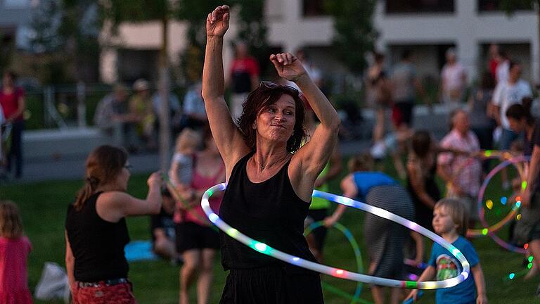 Mit LED-Hula-Hoop-Reifen sowie Springseilen, Frisbees und Riesen-Federbällen mit Leuchtdioden erhellten Besucher das Fest.