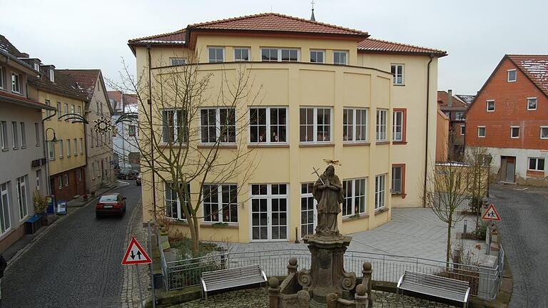 Zu kleine Zimmer, Nasszellen auf dem Gang, aber wegen seiner zentralen Lage mitten in der Stadt beliebt: Der Stadtrat möchte das Bürgerspital Hammelburg unbedingt erhalten. Foto: Wolfgang Dünnebier       -  Zu kleine Zimmer, Nasszellen auf dem Gang, aber wegen seiner zentralen Lage mitten in der Stadt beliebt: Der Stadtrat möchte das Bürgerspital Hammelburg unbedingt erhalten. Foto: Wolfgang Dünnebier