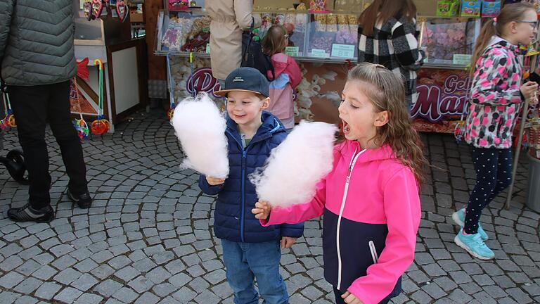 Zuckerwatte gehört zu jedem Markt. Beim ersten Arnsteiner Regional-Frühlingslmarkt schmeckte sie den Kindern besonders