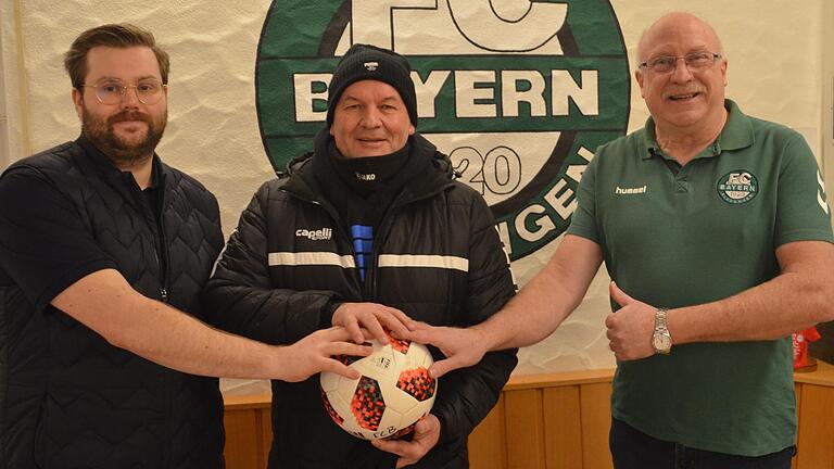 Erst im Februar war Jochen Haberle (Mitte) von Spartenleiter Matthias Panten (links) und dem FC-Vorsitzenden Peter Stumpf (rechts) als neuer Trainer des FC Fladungen vorgestellt worden.