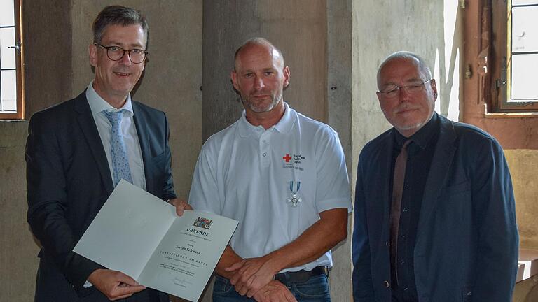 Auf dem Foto (von links): Oberbürgermeister Christian Schuchardt übergab die Ehrungsurkunde an Stefan Schwarz im Beisein von Kommunalreferent Wolfgang Kleiner.