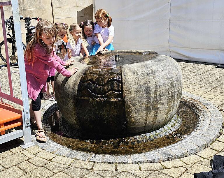 Wasser ist ein Anziehungsmagnet für Kinder, so auch beim Bauernmarkt in Maroldsweisach am Sonntag Wasser ist ein Anziehungsmagnet für Kinder, so auch beim Bauernmarkt in Maroldsweisach am Sonntag