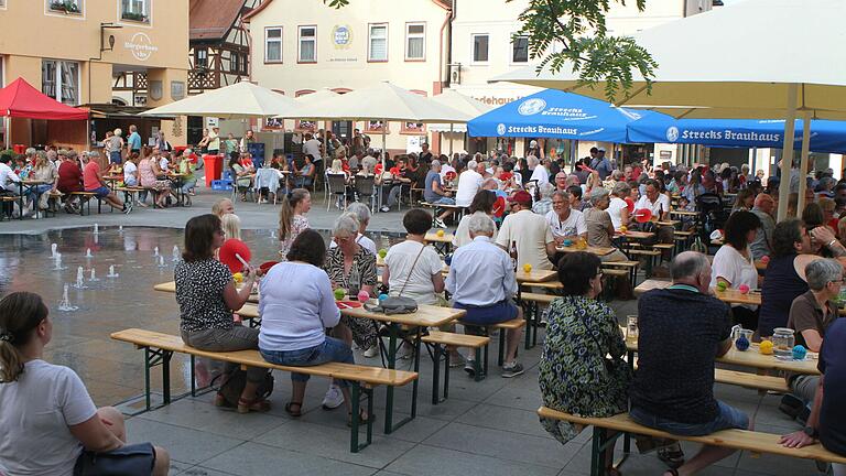 Bei der Mittsommernacht am Marktplatz in Mellrichstadt herrschte volles Haus.&nbsp;