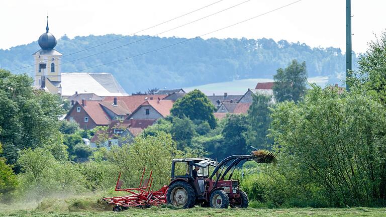 Traktor       -  Ein Landwirt griff seinen Nachbarn mit dem Traktor an. Dafür muss er nun in Haft.