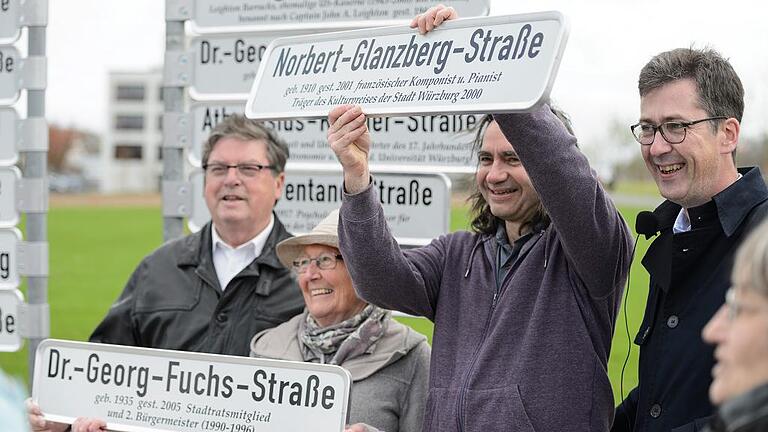 Baustellenfest auf dem zukünftigen 
Gelände der Landesgartenschau Würzburg 2018       -  Oberbürgermeister Christian Schuchardt (rechts) präsentierte im Rahmen des Baustellenfestes die neuen Straßenschilder.