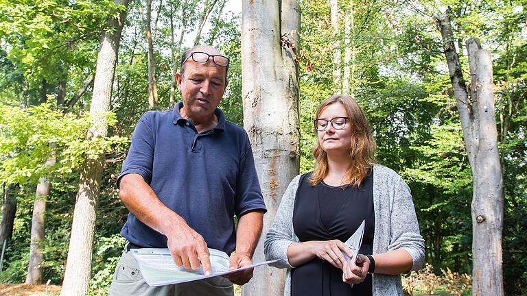 Im Botanischen Garten in Würzburg zeigen sich die Folgen der Trockenheit und Hitze im letzten Jahr. Dr. Gerd Vogg (links) und Anna Schumacher erklären die Auswirkungen.