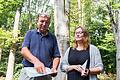 Im Botanischen Garten in Würzburg zeigen sich die Folgen der Trockenheit und Hitze im letzten Jahr. Dr. Gerd Vogg (links) und Anna Schumacher erklären die Auswirkungen.
