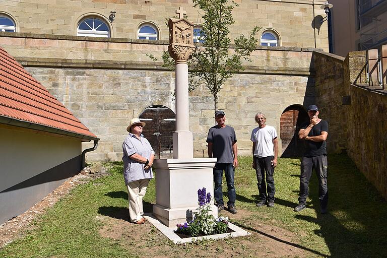 Stadträtin Anja Gaukler, Restaurator Petro Schiller und seine zwei Mitarbeiter bei der Feierstunde zur Rückkehr des Bildstockes.