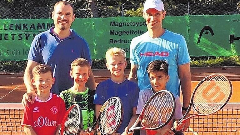 Eibelstadts Kleinfeld U9 wird Meister       -  Die Mannschaft des TC Blau-Weiß Eibelstadt setzte sich in der Kleinfeld U9 Bezirksklasse 1  mit 8:0 Punkten ungeschlagen an die Spitze und holte sich damit die Meisterschaft. Über den Erfolg freuten sich Julian Denner, Benjamin Hügelschäfer, Louis Bechinie von Lazan und Jakob Ayata (vorne von links) und die Betreuer Andreas Denner und Udo Hügelschäfer.