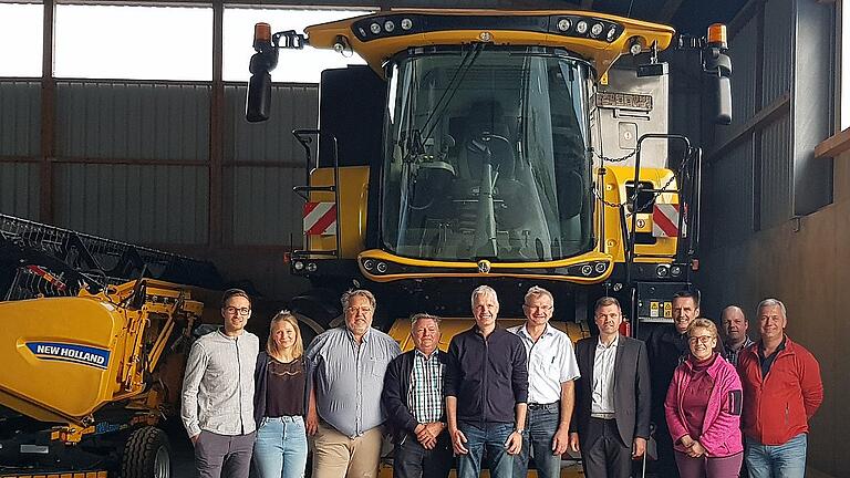 Erinnerungsfoto vor dem großen Mähdrescher: Die FDP Main-Spessart besichtigte einen landwirtschaftlichen Betrieb in Schonderfeld.