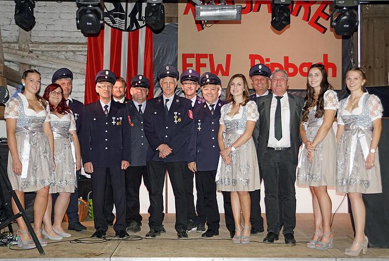 Staatliche Ehrungen für 25 und 40 Jahre aktiven Dienst bei der Freiwilligen Feuerwehr Dipbach. Beim Foto mit den Ehrendamen von links: Katja Konrad, Verena Herbig, Thomas Friedrich, Ägid Fischer, KBI Mathias Olbrich, Otto Walter, Heinz Weippert, Peter Hetterich, Werner Fuchs, Julia Oeftering, Richard Frosch, Bürgermeister Konrad Schlier, Ann-Kathrin Oeftering und Anika Fuchs.  Foto: Irene Konrad
