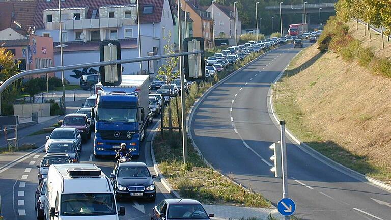 Zu Hauptverkehrszeiten staut sich der Verkehr bei Höchberg oft wie auf unserem Archivbild weit zurück. Dies soll mittels neuer Informationstafeln verhindert werden. Die Stadt Würzburg stellte dem Höchberger Gemeinderat jüngst ihr&nbsp;Umweltorientiertes Verkehrs- und Mobilitätsmanagement (UVM) vor.