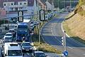 Zu Hauptverkehrszeiten staut sich der Verkehr bei Höchberg oft wie auf unserem Archivbild weit zurück. Dies soll mittels neuer Informationstafeln verhindert werden. Die Stadt Würzburg stellte dem Höchberger Gemeinderat jüngst ihr&nbsp;Umweltorientiertes Verkehrs- und Mobilitätsmanagement (UVM) vor.